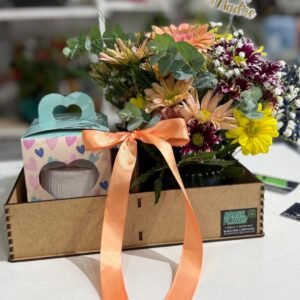 Arreglo con flores variadas + mini cake con relleno