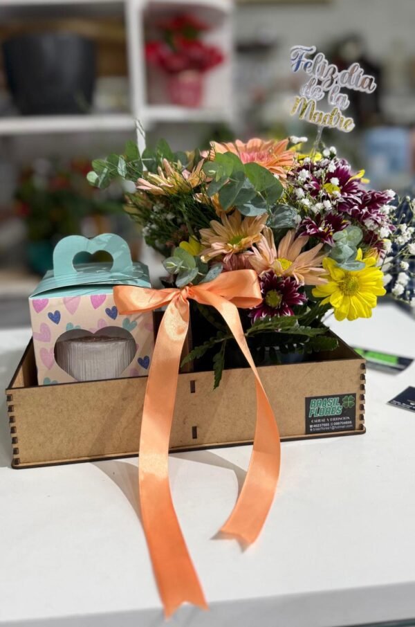 Arreglo con flores variadas + mini cake con relleno